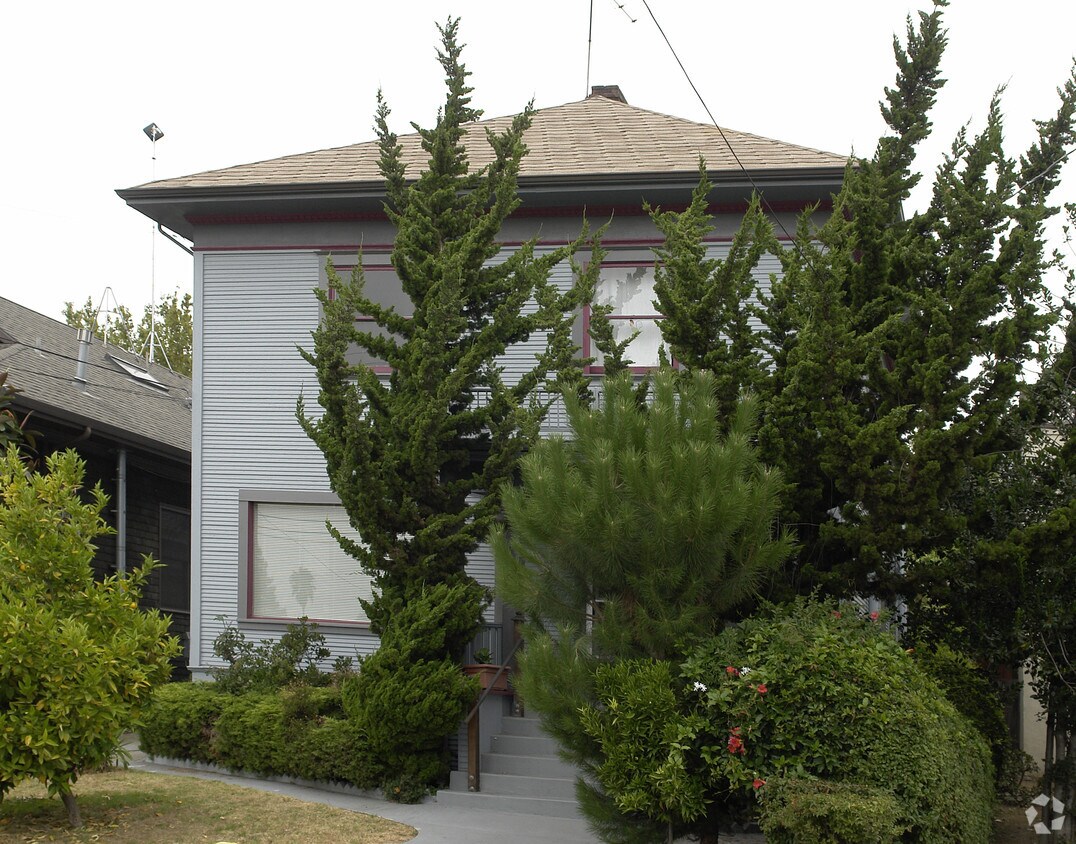 Building Photo - 4035 Ardley Ave
