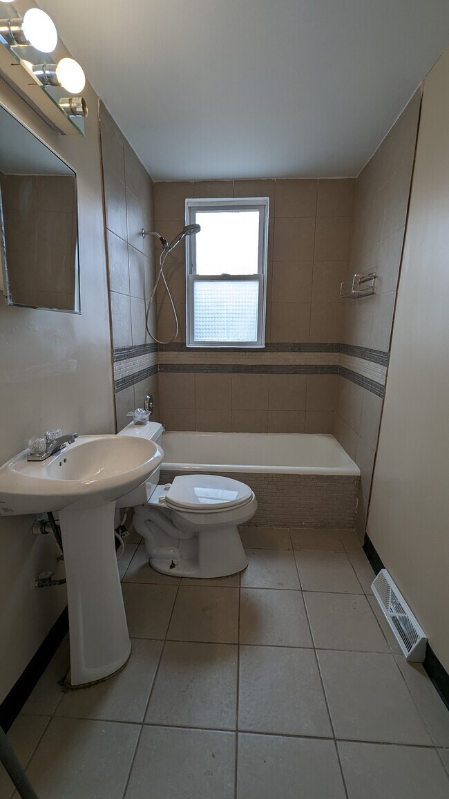 Building Photo - 429 W 41st Ave