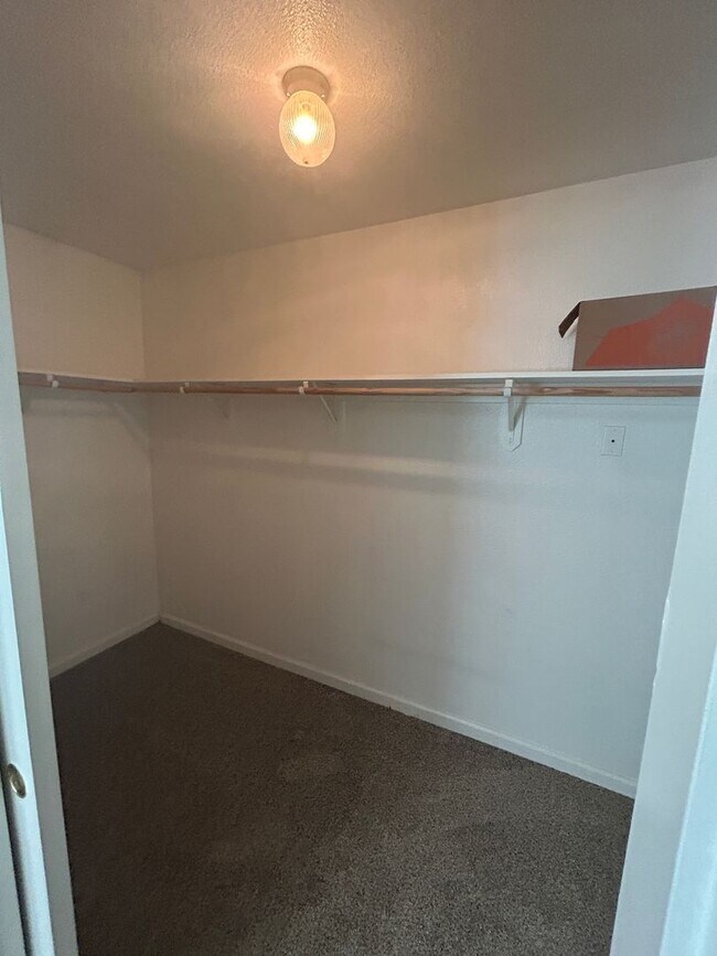 Building Photo - Open and Spacious in Northwest Hanford