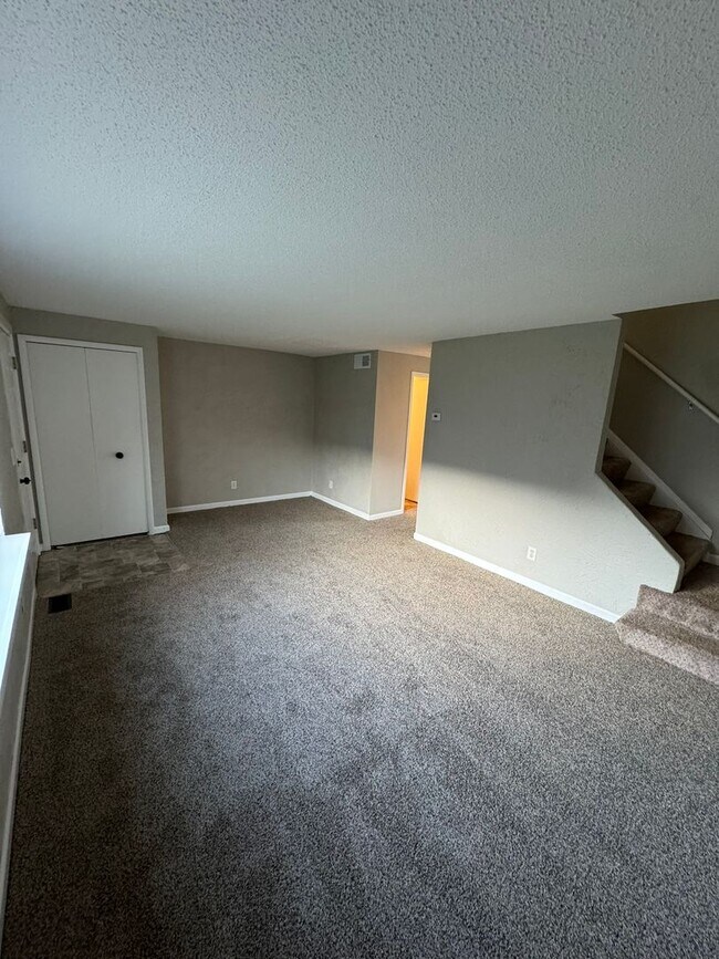 Building Photo - Three Bed, Two and a Half Bath Townhouse i...