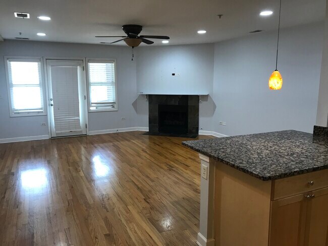 Sala de estar con chimenea - 7711 W Westwood Dr