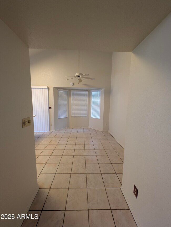 Foto del edificio - 2325 E Lakecrest Dr
