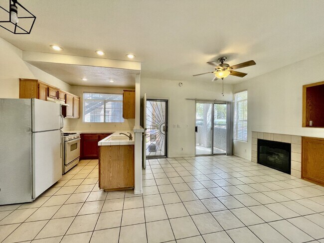 Foto del edificio - DOWNSTAIRS GREEN VALLEY CONDO | COVERED PATIO | COMMUNITY POOL + FITNESS CENTER