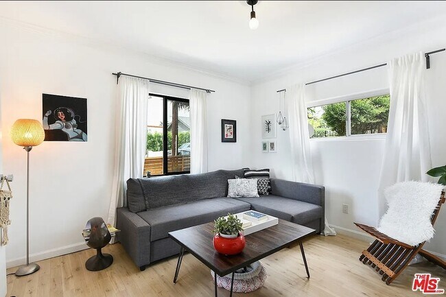 Living room - 429 N Ave 51