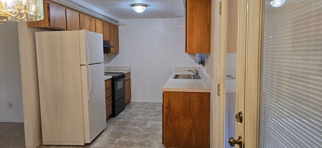 Building Photo - Four Bedroom Home with Fenced Yard in Green