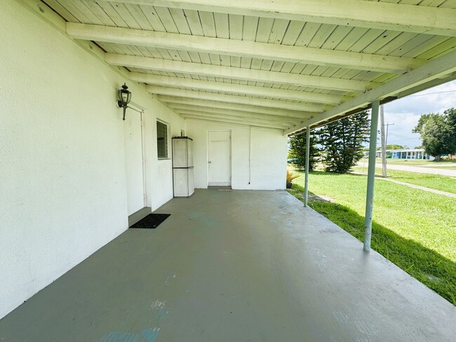 Foto del edificio - Cozy 3 Bedroom Home with Updated Kitchen and Spacious Yard in Port Charlotte