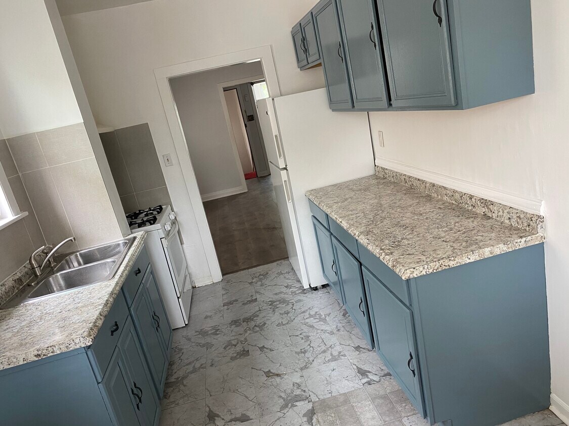 Kitchen - 5418 N Kimball Ave
