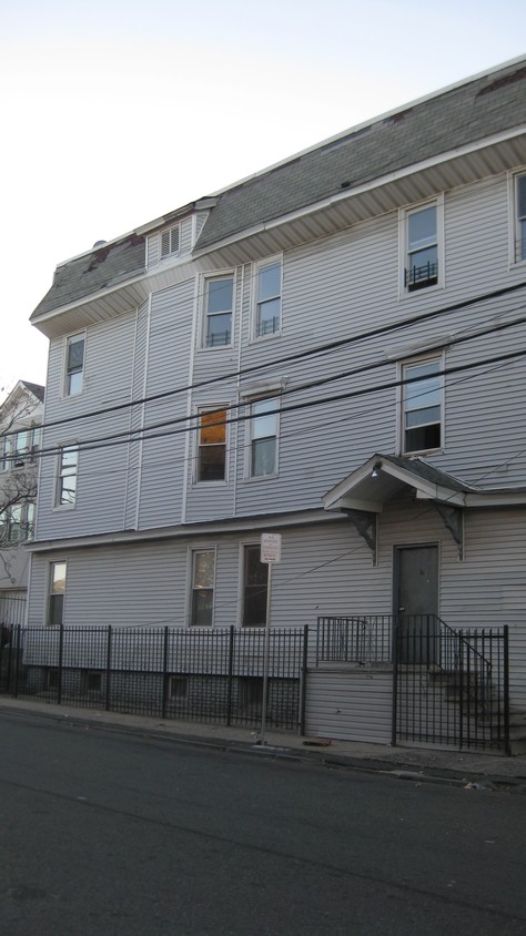 Primary Photo - 410-412 Hawthorne Ave