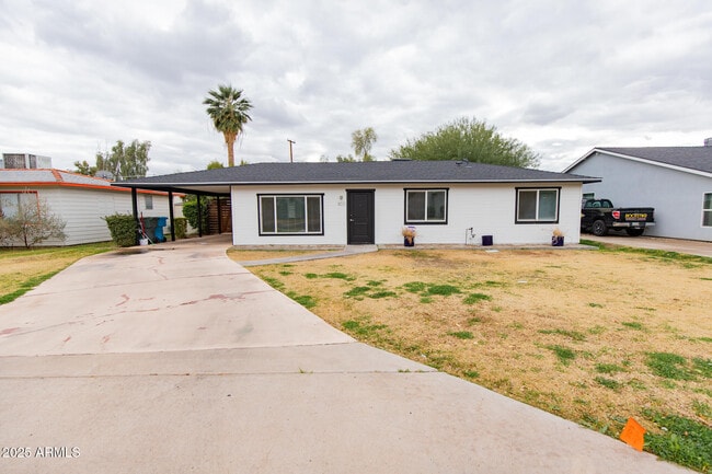 Building Photo - 803 E Palmaire Ave