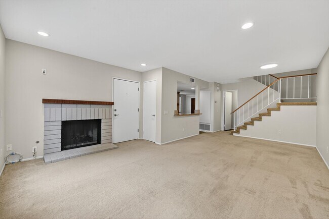 Foto del edificio - Spacious 3-Bedroom Townhome in Orangethorp...