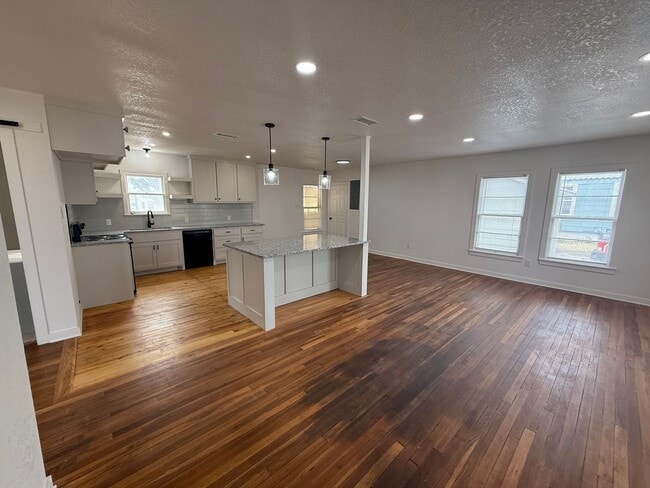 Building Photo - Country-Side Chic: Fully Renovated 3-Bed, ...