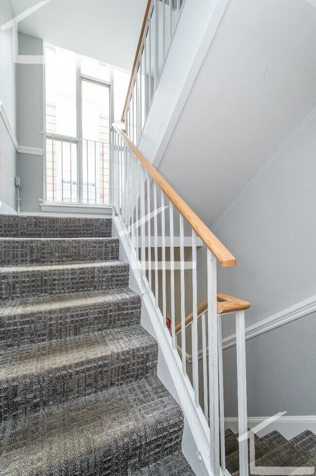 Building Photo - Spacious 3 Bed Just Steps From The Green Line
