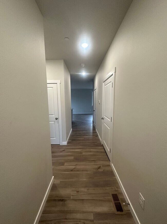 Foto del edificio - Newer low maintenance duplex in highly desired Camas area w/ great schools!