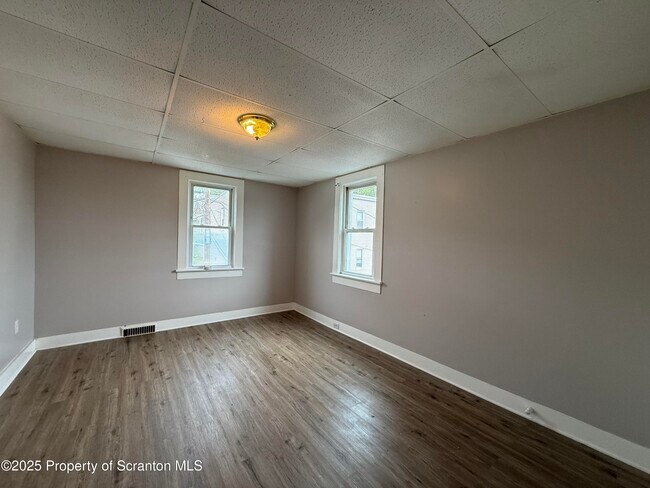 Building Photo - 1013 Bergen Ct