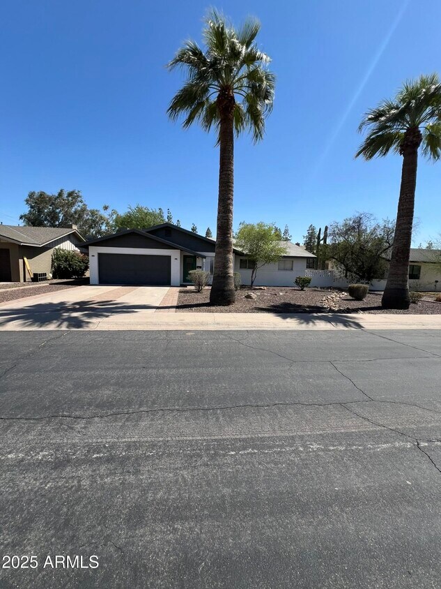 Primary Photo - 233 E Huntington Dr