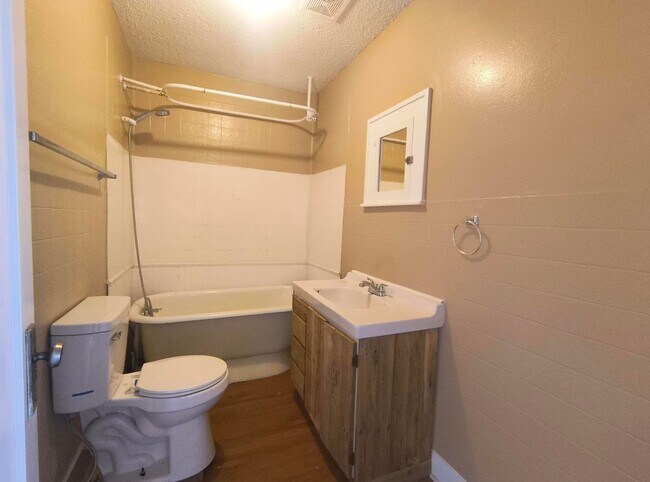 Foto del edificio - Charming 2-Story Brick Home with Detached Garage AVAILABLE NOW