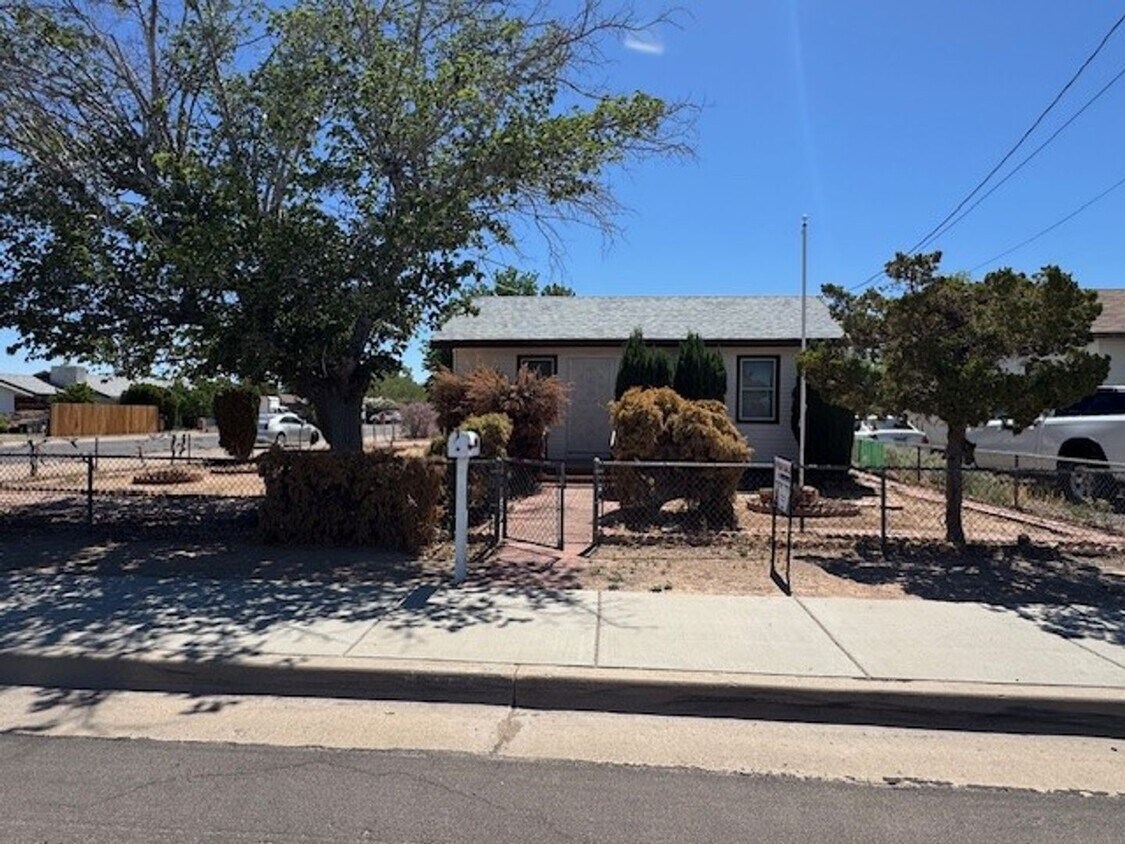Foto principal - 3 BR Cottage House with Gated Yard, Corner...