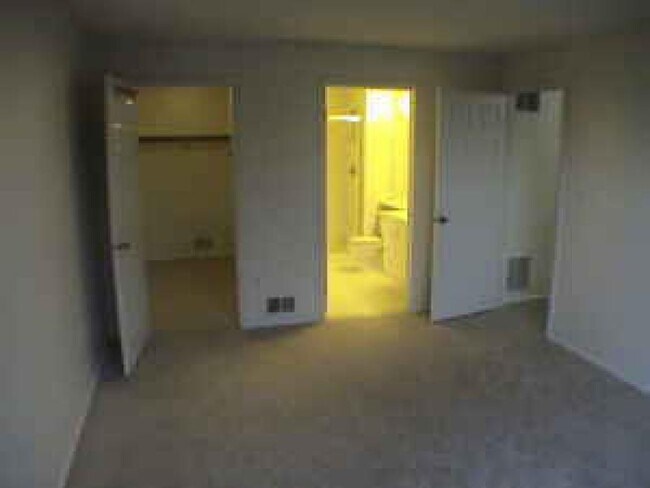 Building Photo - 17 Fisher Dr