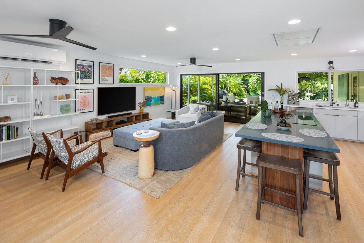 Foto principal - Renovated Kahala Retreat: 3-Bed Home + Stu...