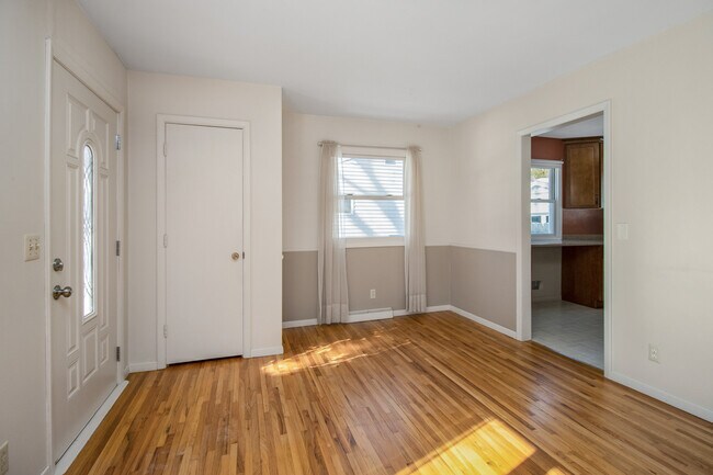 Building Photo - 316 Willard St W