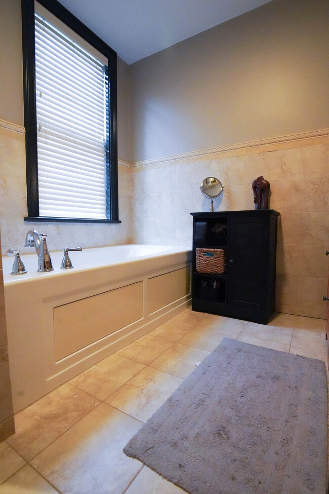 Building Photo - 95 Dix St