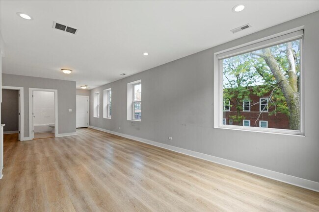 Foto del edificio - 3701 W Diversey Ave
