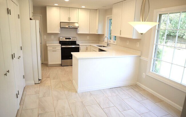 Building Photo - Fabulous Updated 4 Bedroom, 2.5 Bathroom H...