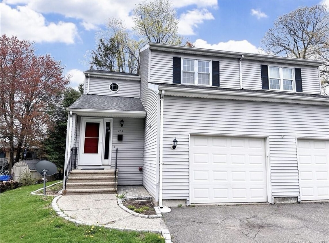 Foto principal - 203 Capewell Ave