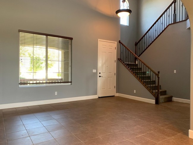 Building Photo - Gorgeous 5 Bedroom Tulare Home for Rent!