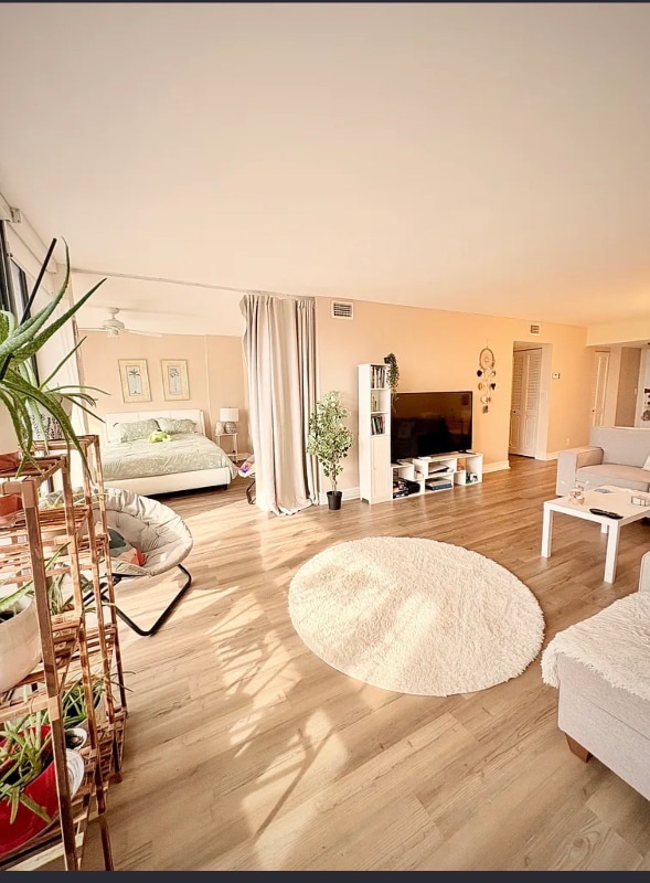 Building Photo - 1000 Parkview Dr