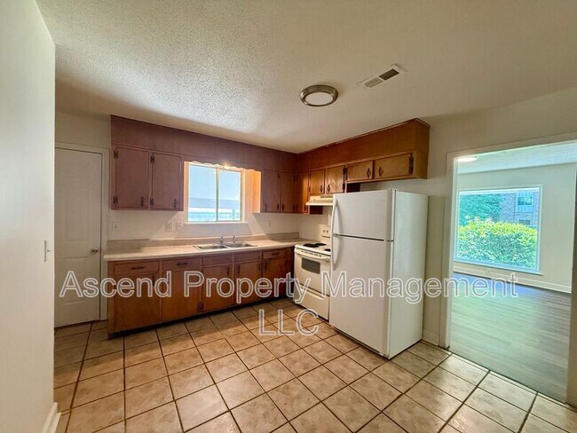 Foto del edificio - 3341 Pinewood Ave