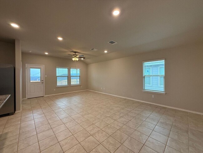 Foto del edificio - NEW IN MANAGEMENT - AVAILABLE NOW!