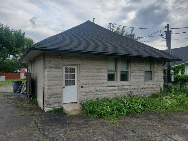 Building Photo - 527 N Main St