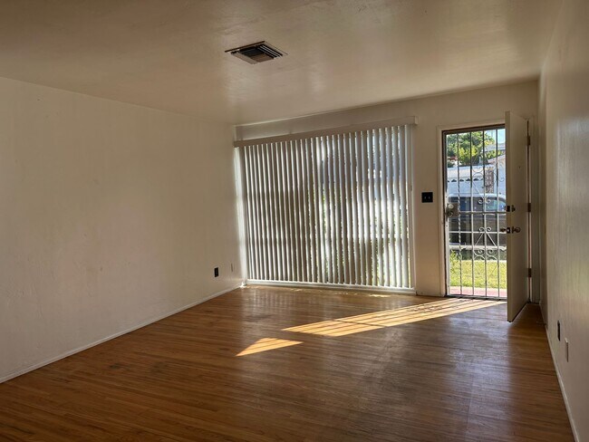 Building Photo - 3 Bedroom 1.5 Bath Rolando Park