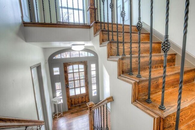Building Photo - 1 Month Free with 2 YR Lease!!