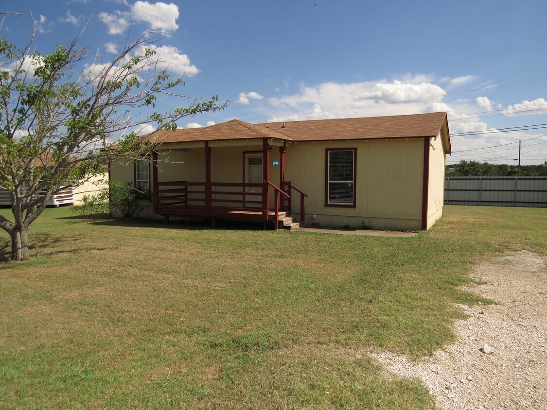 Foto principal - "Charming 3-Bedroom Home with 2 Full Baths...