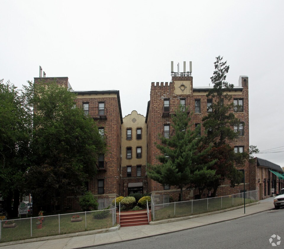 Hillcrest Gardens Apts Apartments in Maspeth, NY