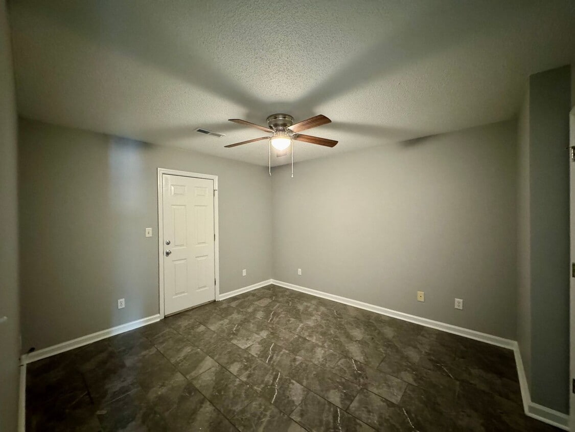 Building Photo - 809 Keller Ln