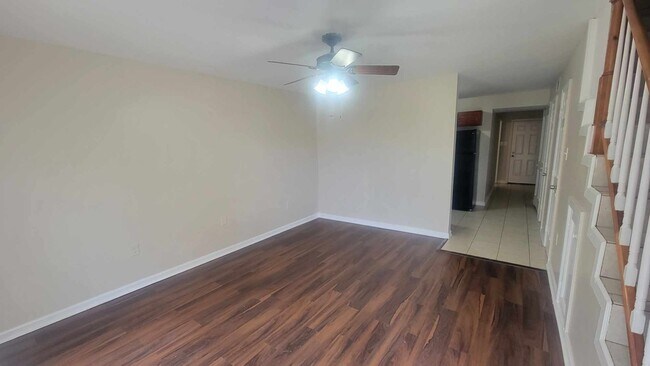 Building Photo - Spacious 3 Bedroom Townhouse
