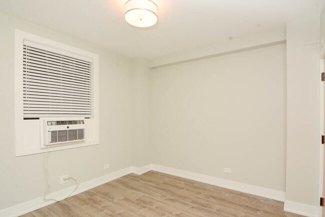 Foto del edificio - 545 W Belmont Ave