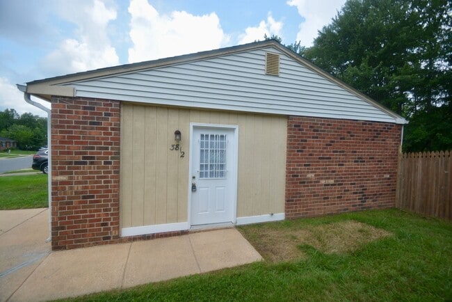 Building Photo - Great - 1 BEDROOM - Bright Open Floor Plan !!