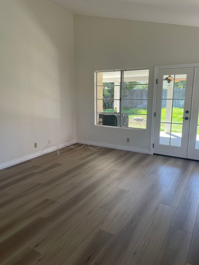 Foto del edificio - NEW PAINT AND FLOORING