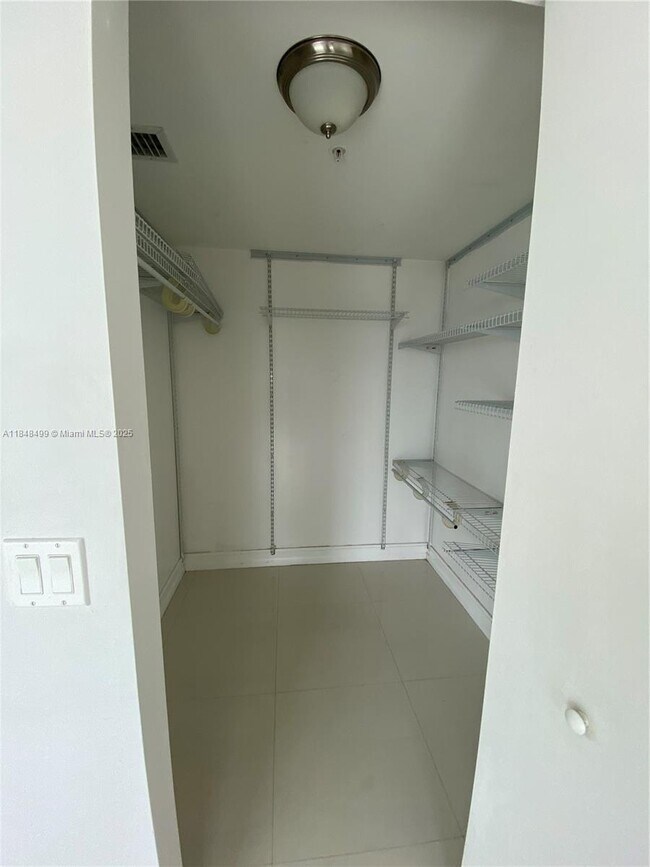 Foto del edificio - 185 SW 7th St