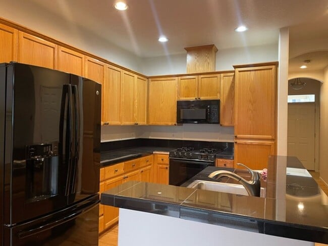 Building Photo - Fabulous 4 Bedroom 2.5 Bathroom Single Fam...