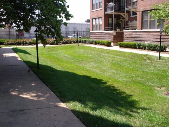 Foto del edificio - 527 Clara Ave