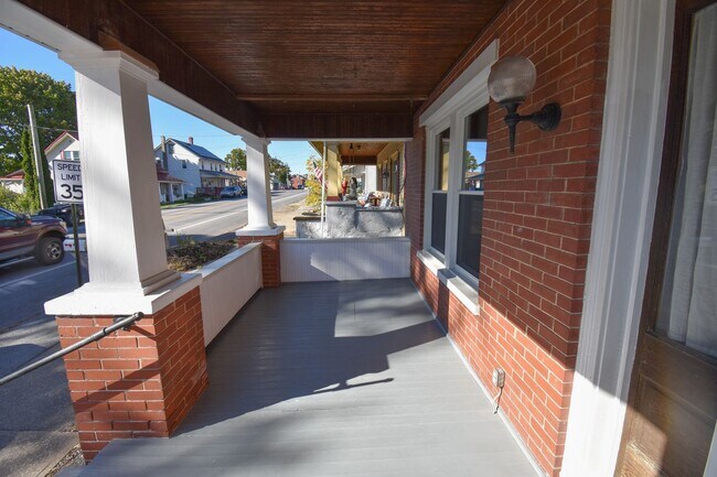 Foto del edificio - Large Home in Loganton with 1 Car Garage!