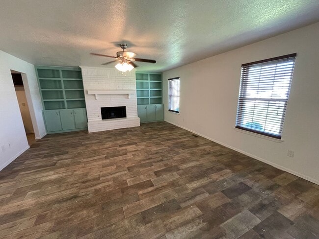 Building Photo - 3 bed 2 bath with covered patio, wood cera...