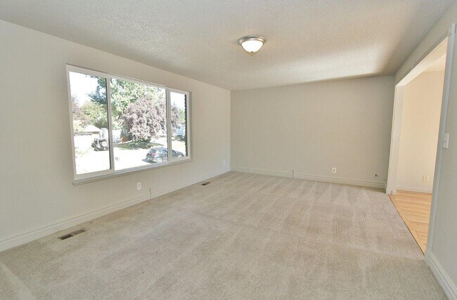 Foto del edificio - Spacious Home in Quiet Neighborhood
