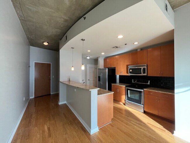Building Photo - Cozy 1-Bedroom, 1-Bathroom Condo in Prime ...