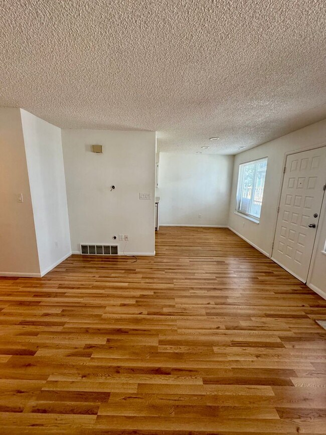 Foto del edificio - Updated 2 Bedroom with AC